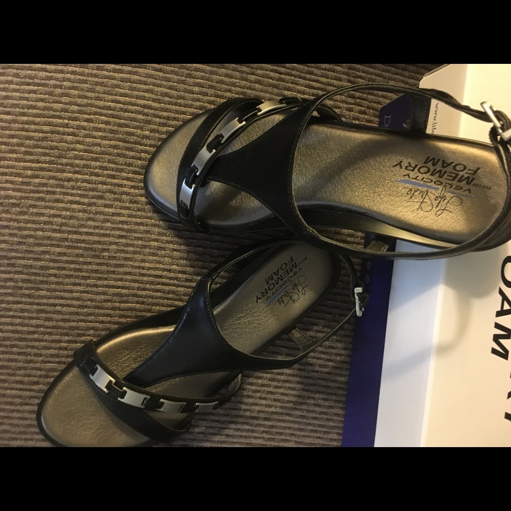 Life Stride Black sandal size 71/2